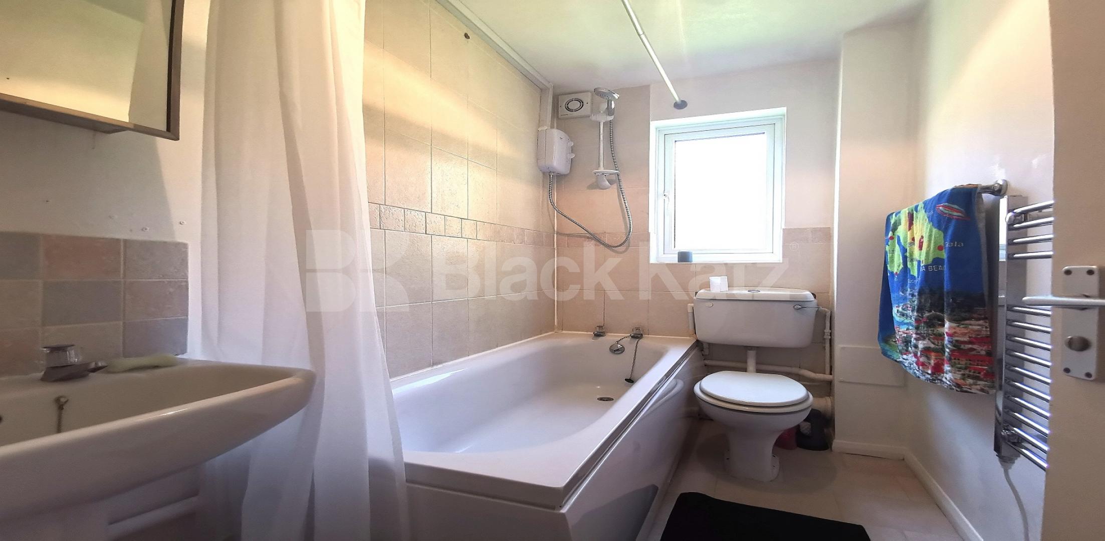 			UNDER OFFER , Studio Apartment, 1 bath, 1 reception Ground Floor Flat			 Bridge Meadows, Bermondsey